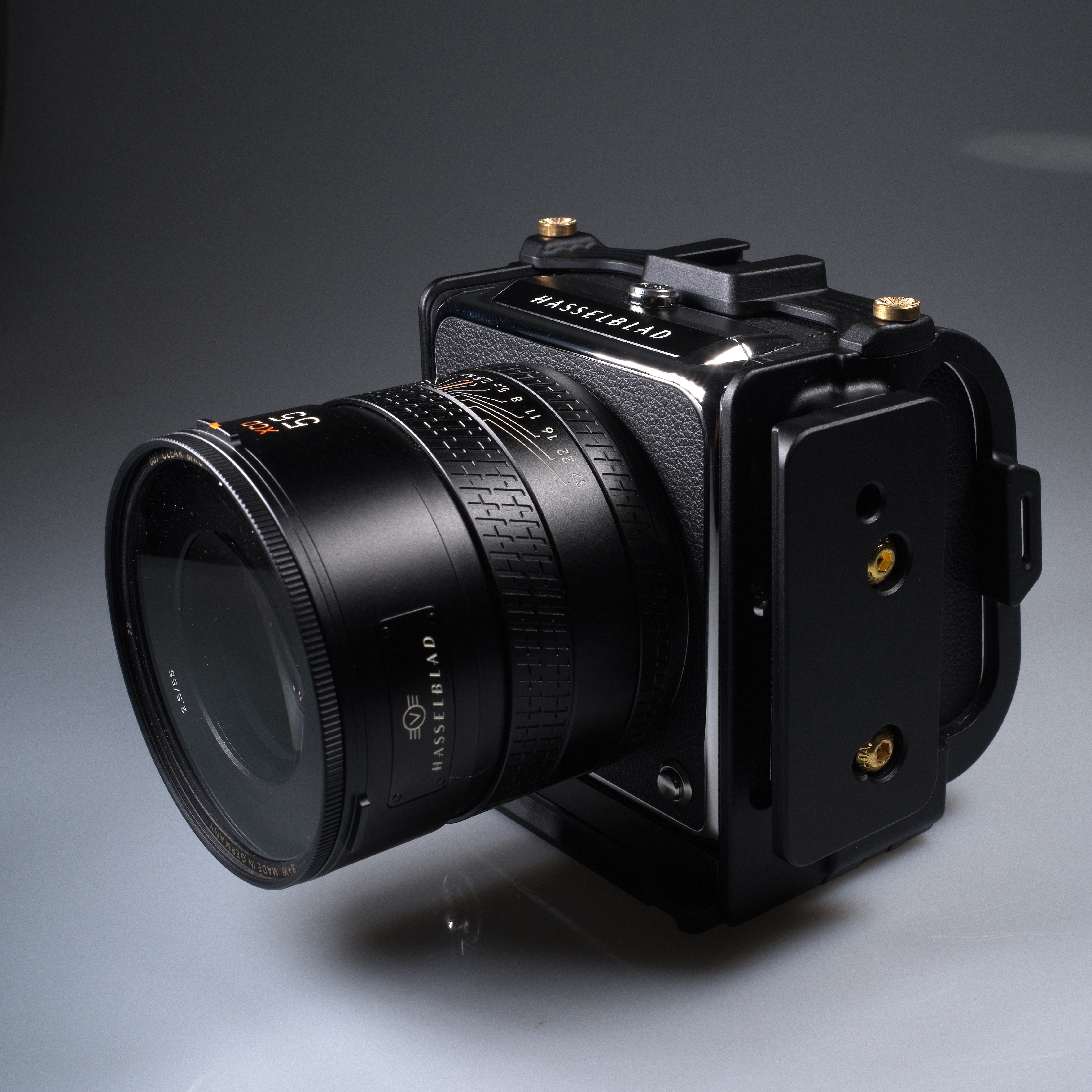 Lanhorse Camera Cage for Hasselblad 907x and Control Grip, Quick switch between landscape and portrait compositions.